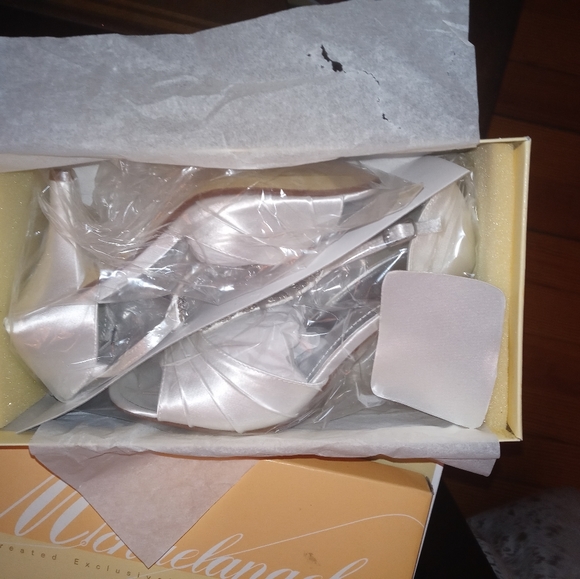 NWOT White Satin Heels - Picture 4 of 5